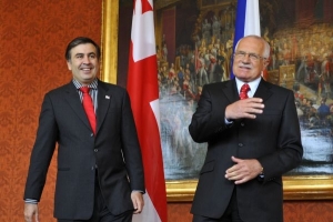 Dopoledne se gruzínský prezident Saakašvili setkal s Klausem.